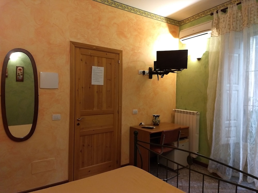 Economy Room, 1 Queen Bed