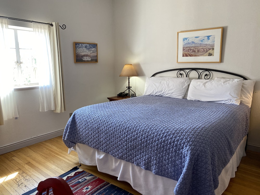 Deluxe Room, 1 King Bed, Courtyard View photo 2