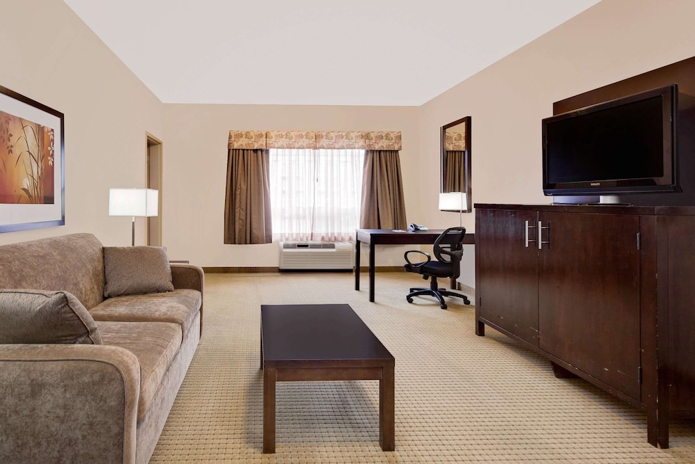 Suite, 1 King Bed - Photo 10