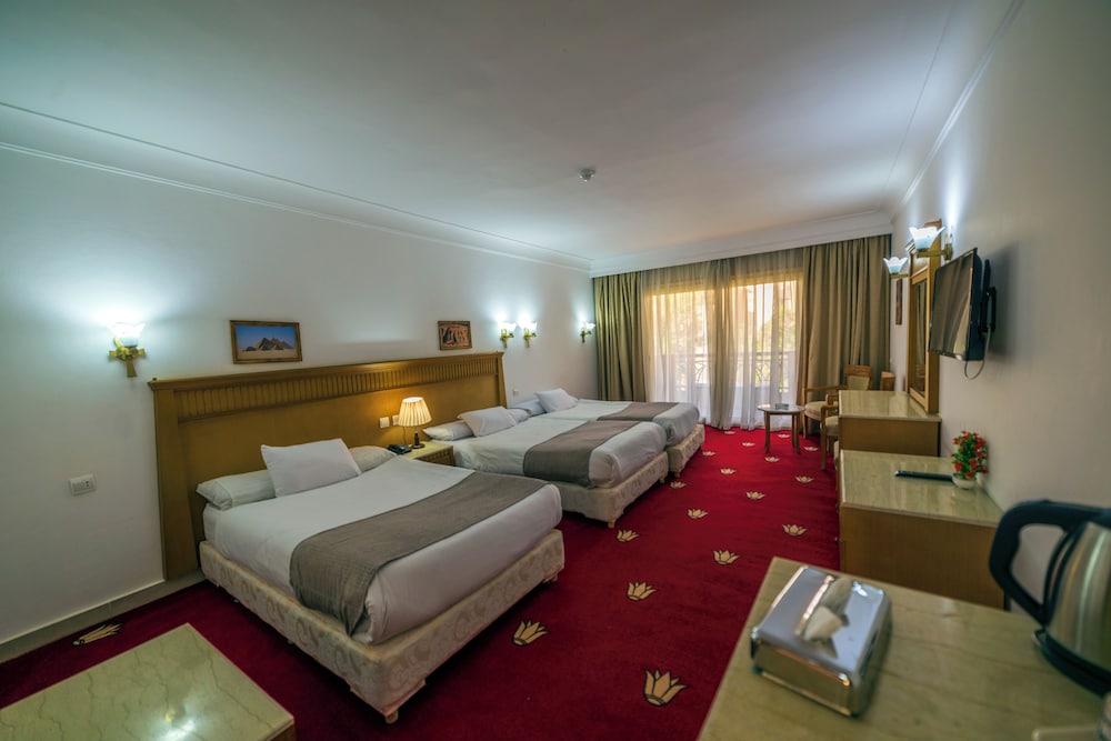 Superior Triple Room, Pyramids View thumbnail 6