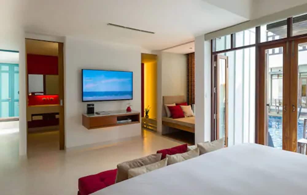 Pool Access LaZzzzz Suite