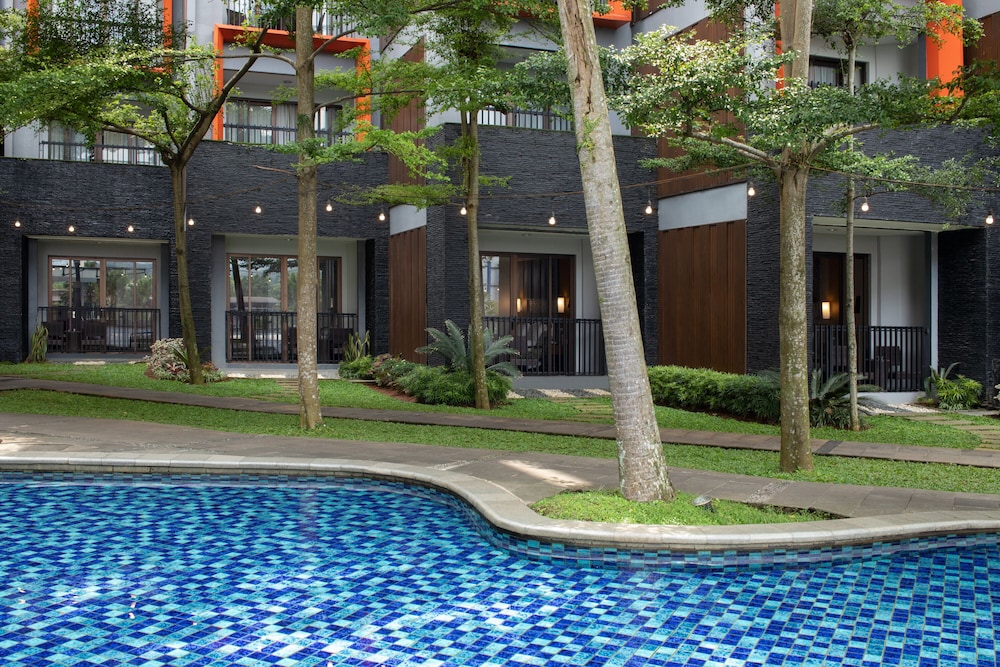 Deluxe Pool Access photo 1