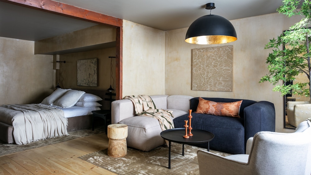 Pondside Junior Suite photo 2