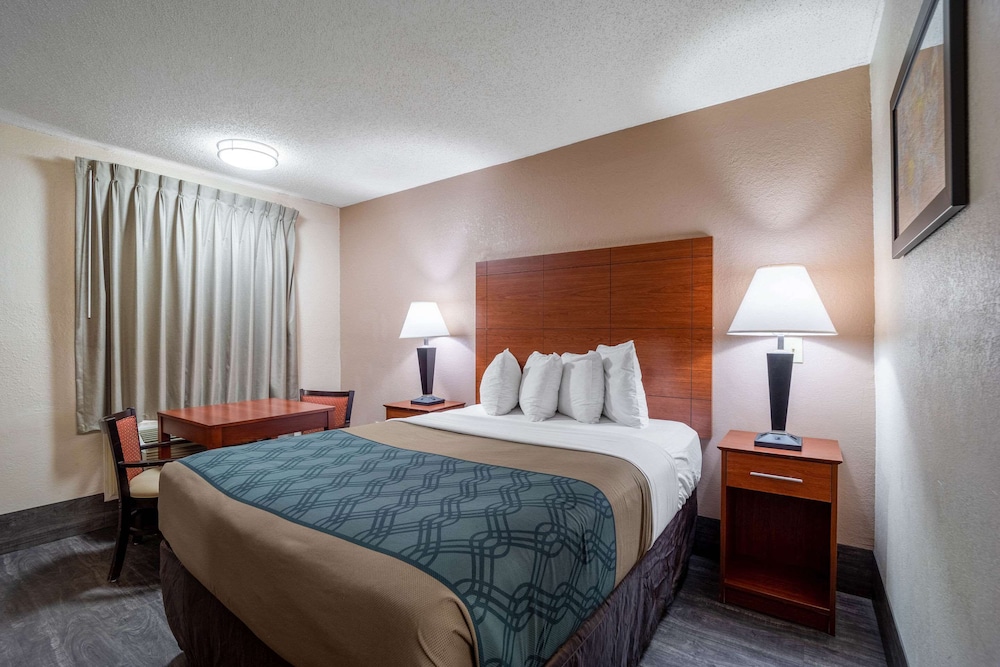 Standard Room, 1 Queen Bed, Non Smoking - Photo 1