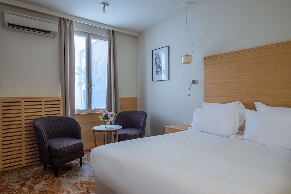 Superior Room, 1 Queen Bed, Non Smoking