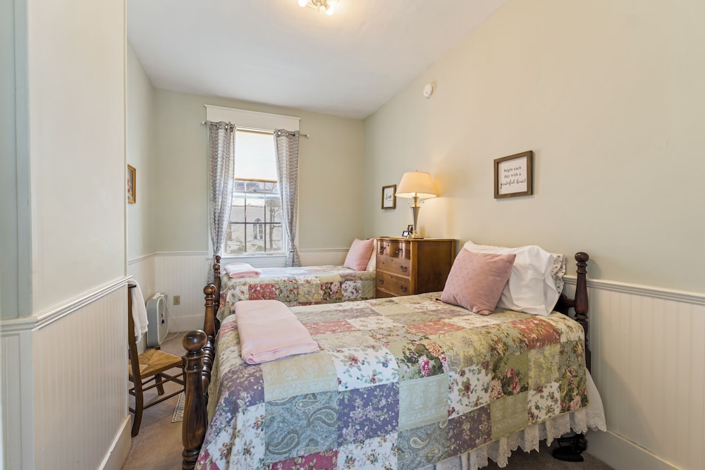 Basic Room, 2 Twin Beds, Non Smoking (Room 5, Second Floor) photo 1