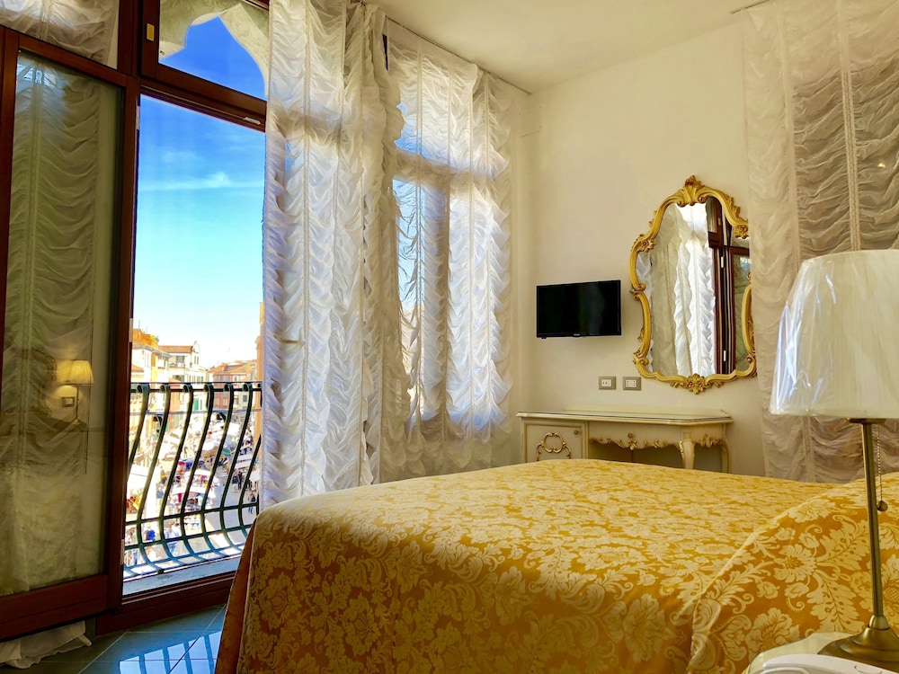 Superior Double Room, Canal View photo 1