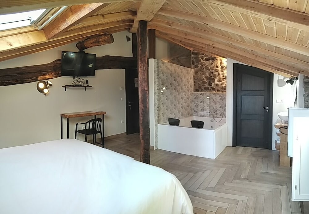 Romantic Room, 1 King Bed photo 2