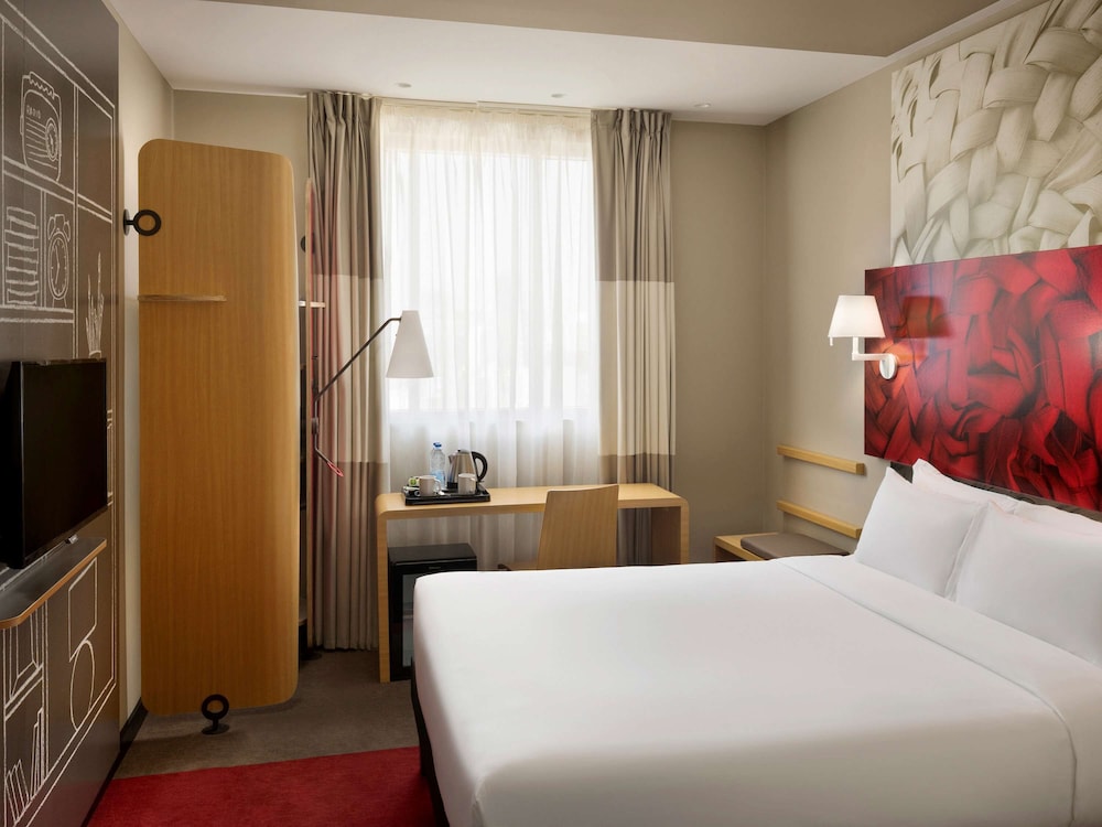 Room, 1 King Bed (High Floor, Skyline) - Photo 3