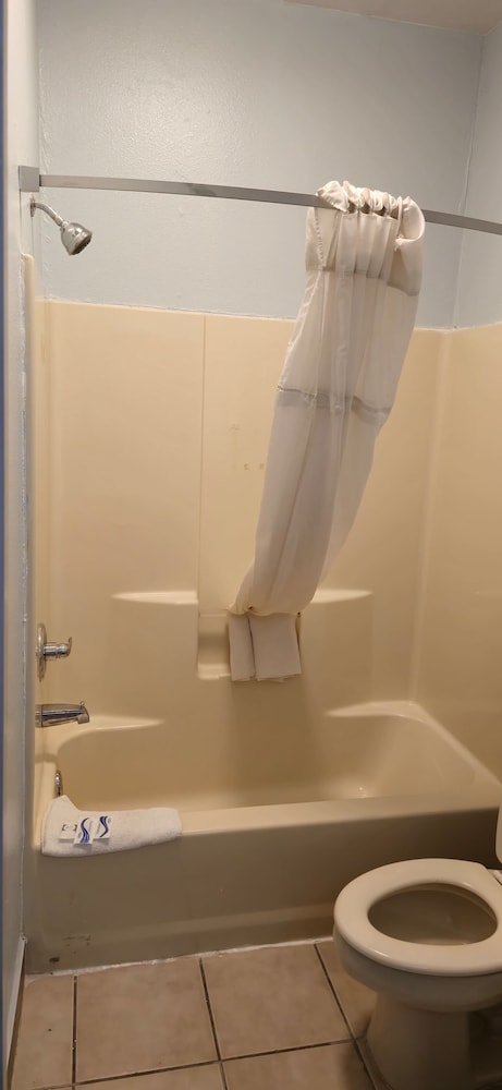 Deluxe Room, 1 King Bed, Non Smoking, Refrigerator & Microwave - Photo 9