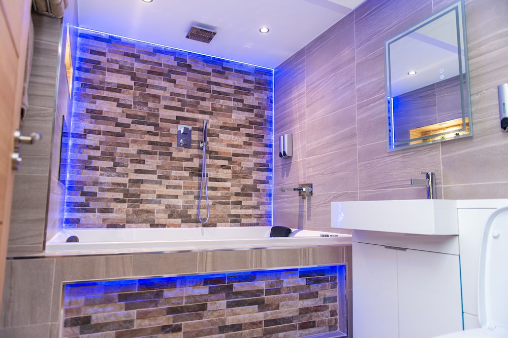 Executive Apartment, Accessible, Private Bathroom (Jacuzzi - Apartment 1) - Photo 49