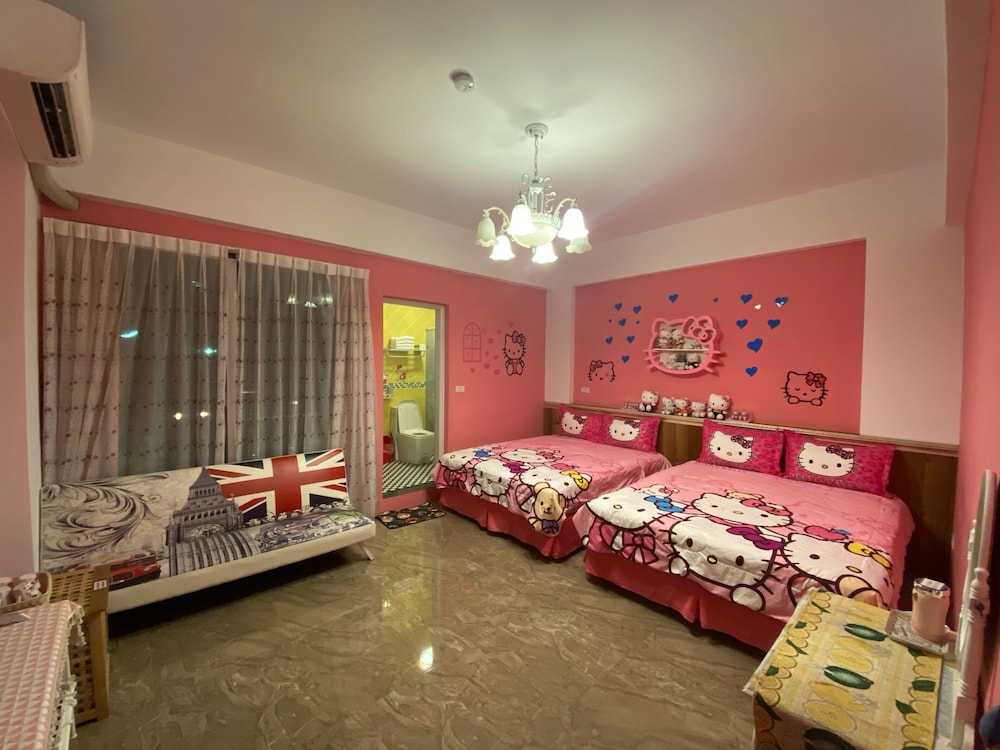 Signature Quadruple Room, 2 Double Beds, Non Smoking, Balcony photo 1