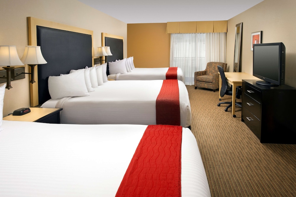 Suite, 3 Twin Beds, Non Smoking, Refrigerator & Microwave - Photo 2