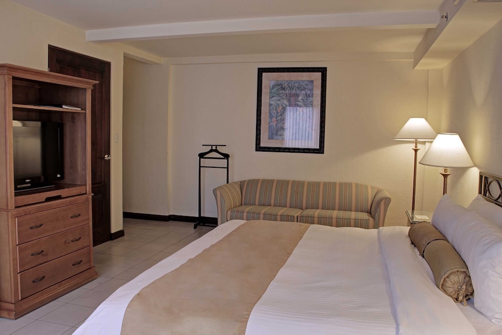 Standard Room, 1 King Bed - Photo 5