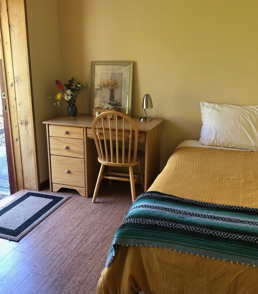 Sunrise Twin Bed (Shared Bath) photo 1