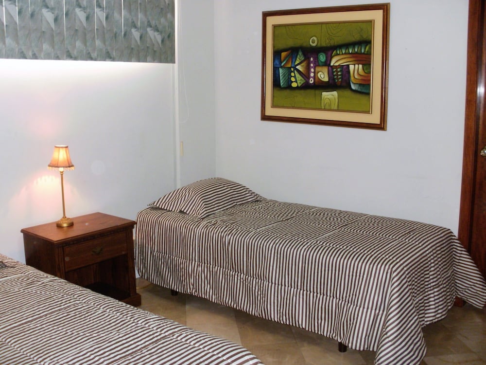 Family Quadruple Room, 2 Bedrooms, Private Bathroom photo 3