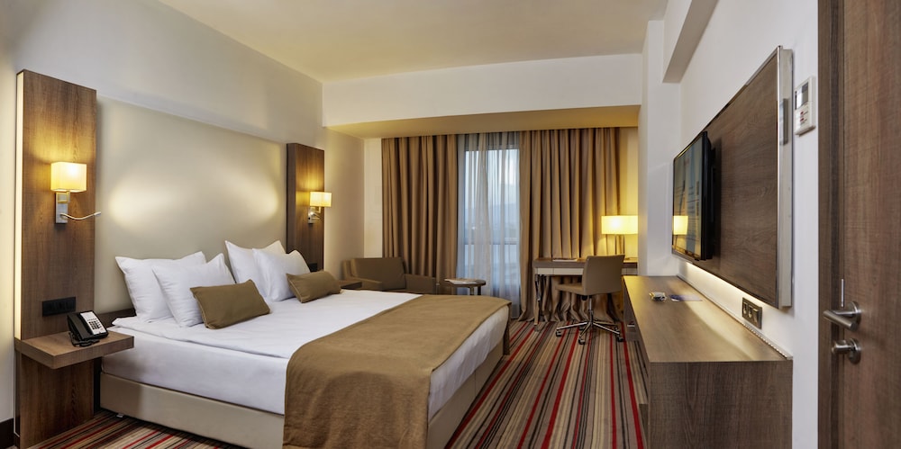 Suite, 1 King Bed with Sofa bed, Smoking