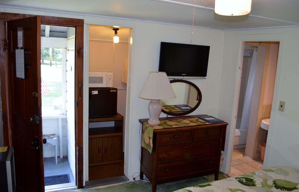 Standard Cabin, 1 Queen Bed, Partial Lake View photo 1