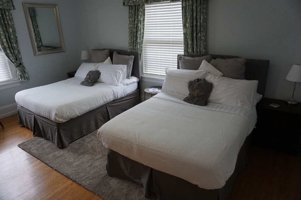 Deluxe Double Room, 2 Double Beds, Non Smoking, Bathtub