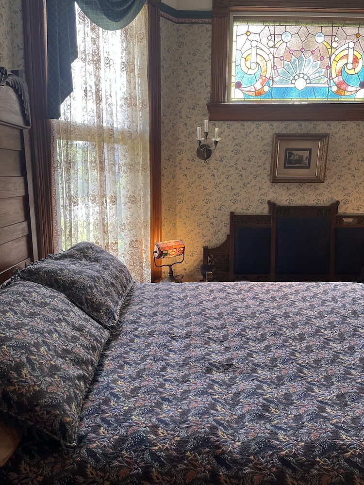 Sinead O'Connor Room, 1 Double Bed, attached half bath photo 2