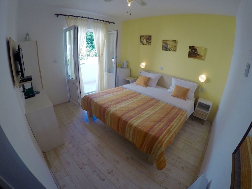 Double Room (4)