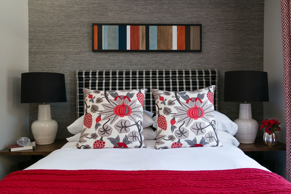 Standard Room, 1 Queen Bed photo 2
