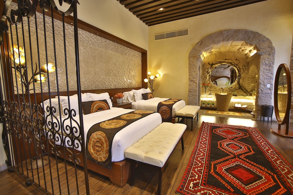 Deluxe Suite, 2 Queen Beds (Double) photo 3