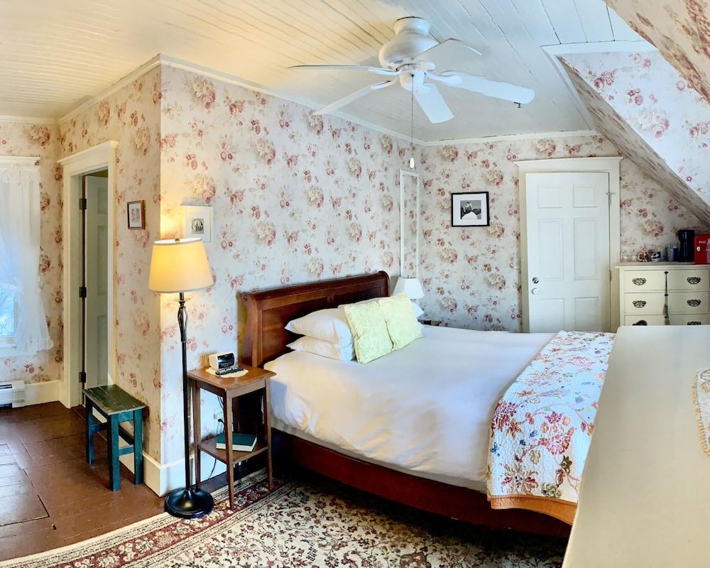 Signature Single Room, 1 Queen Bed, Harbor View, Sea Facing