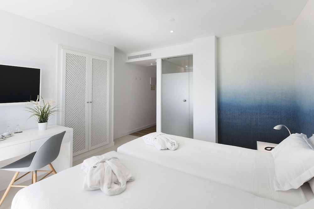 Premium Double Room, Balcony, Partial Sea View - Photo 1