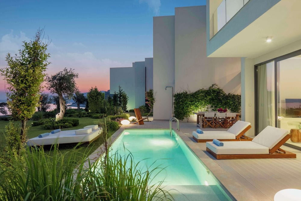 Premium Suite, 1 King Bed, Pool Access thumbnail 6