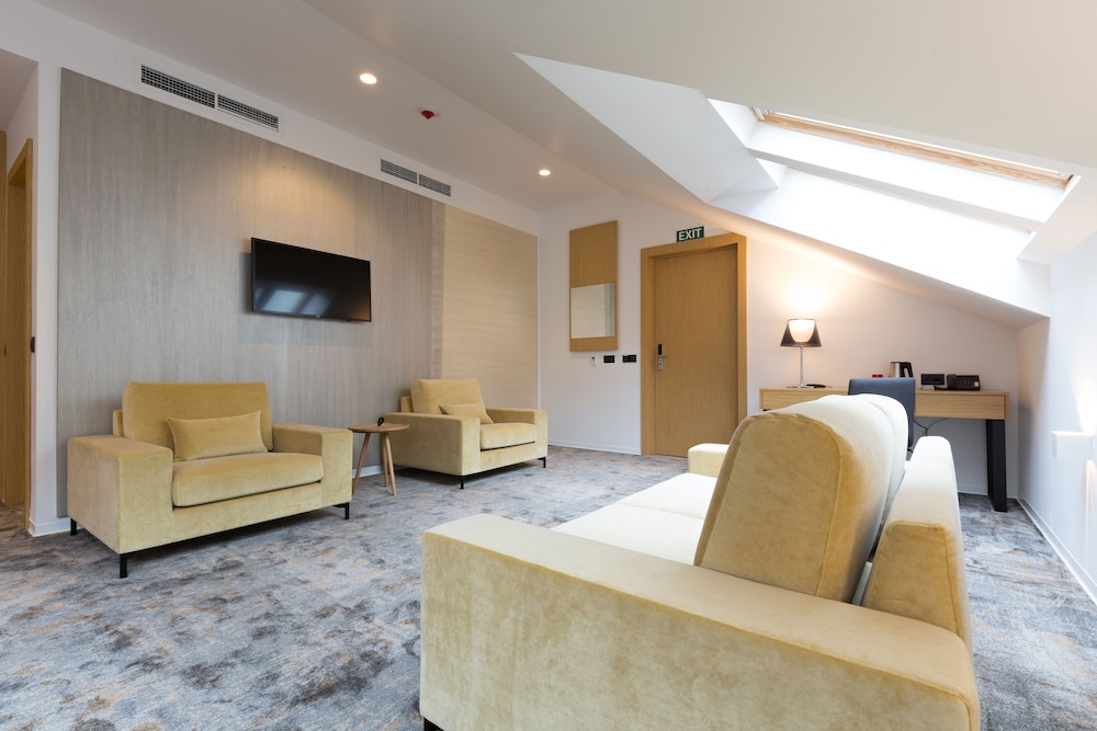 Superior Suite - Photo 6