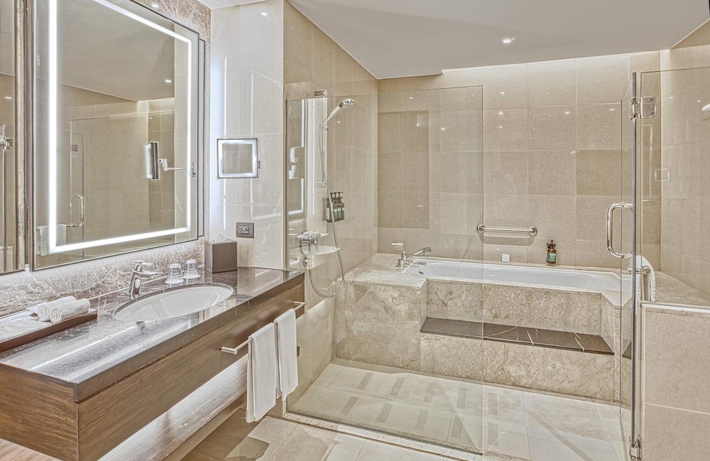 Junior Suite, 1 King Bed, Club Lounge Access (High Floor) photo 3