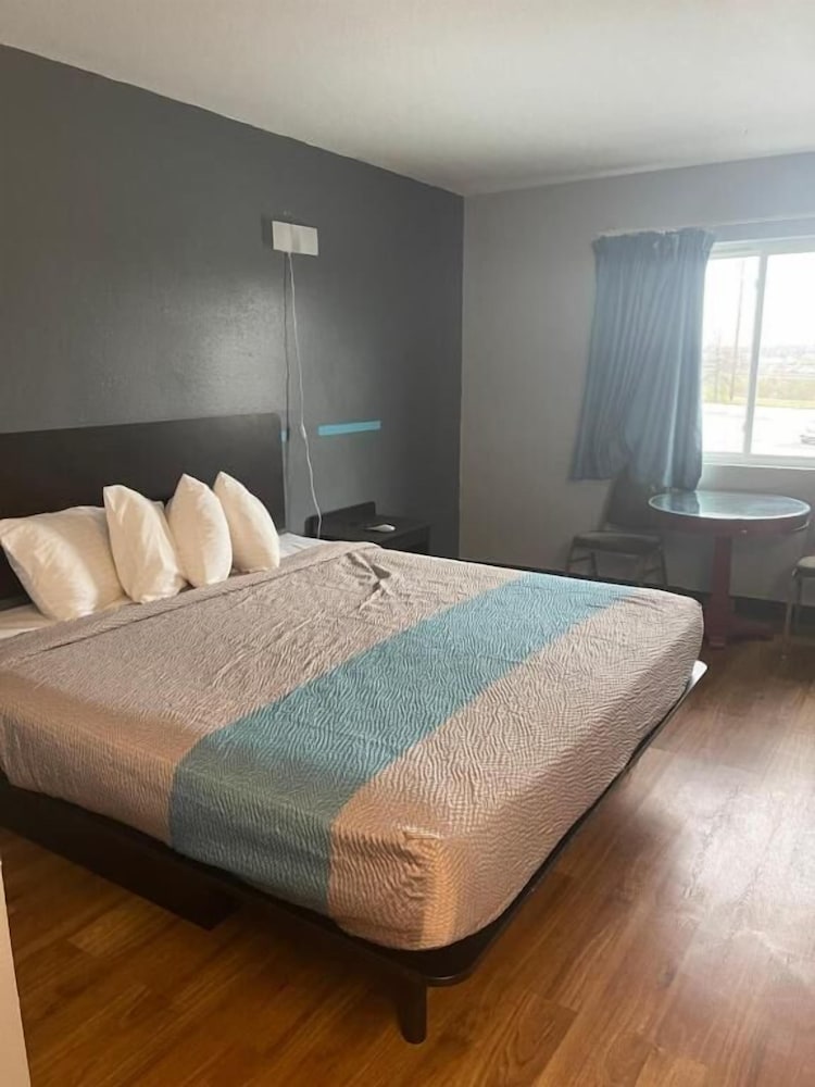 Comfort Single Room, 1 Queen Bed