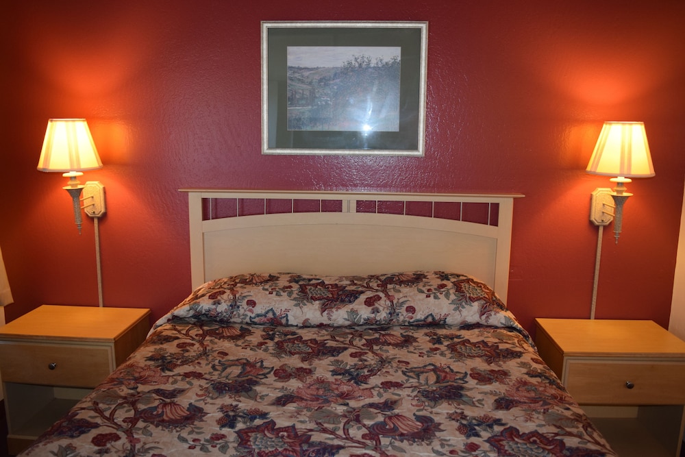 Standard Room, 1 Queen Bed photo 2