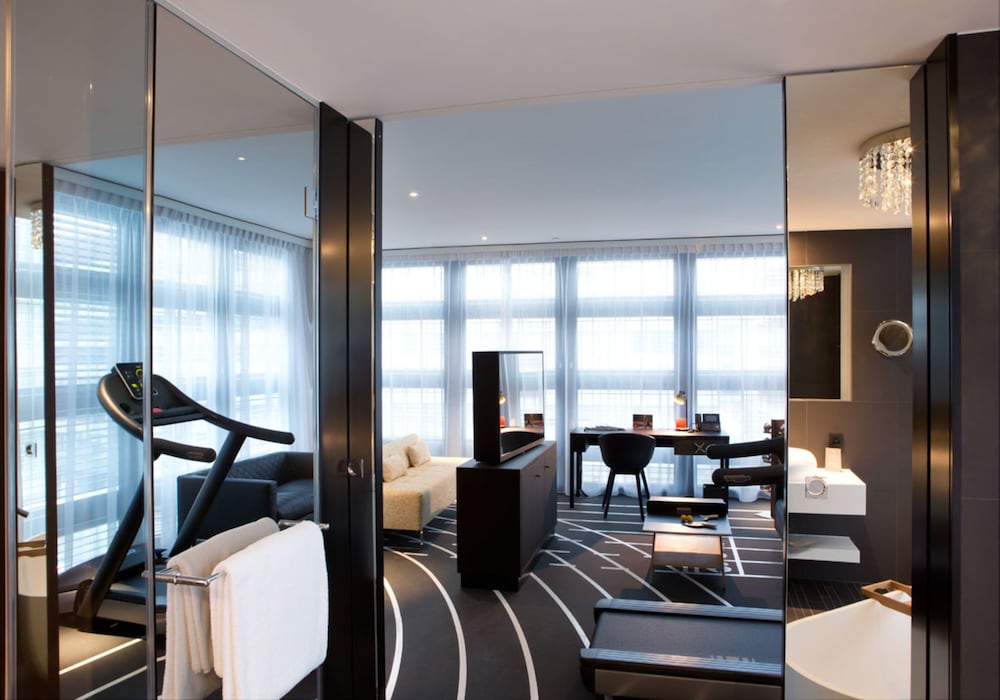 Executive Suite, 1 King Bed, Corner photo 3