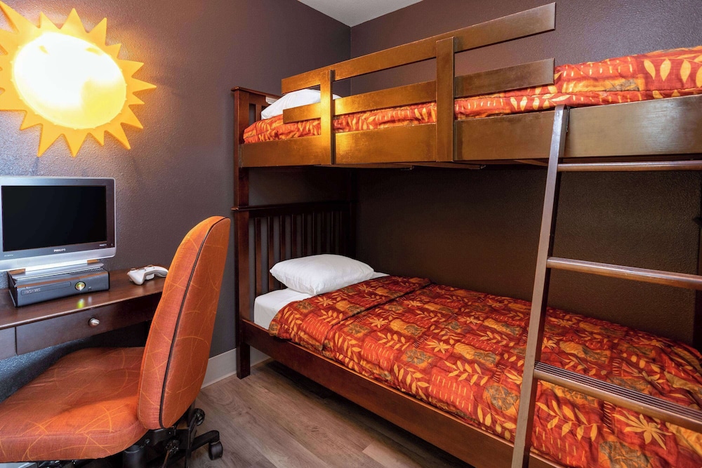 Suite, 1 King Bed, Non Smoking - Photo 1