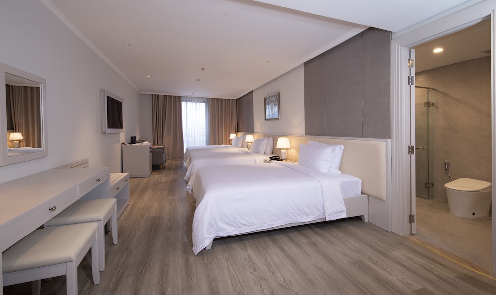 Deluxe Triple Room, City View photo 1