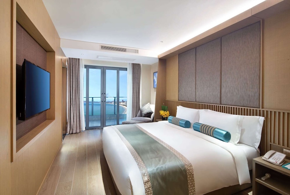 Deluxe Suite, 1 King Bed, Smoking, Sea View