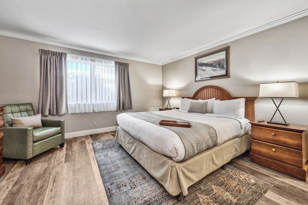 Deluxe Suite, 2 Bedrooms, Poolside - Photo 4