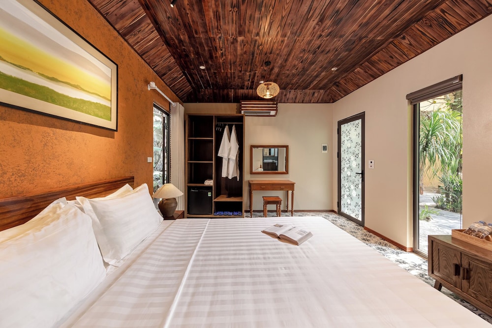 Deluxe Double Room, Bathtub, Pool View