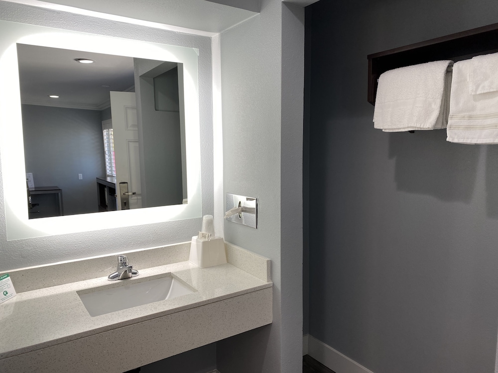 Family Double Room, 2 Queen Beds (No Hot Tub) photo 2