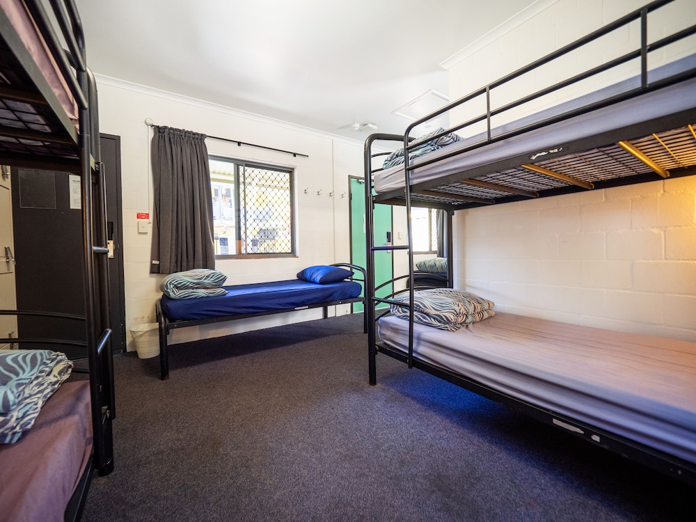 Bed in 10-Bed Mixed Dormitory with Shared Bathroom photo 3