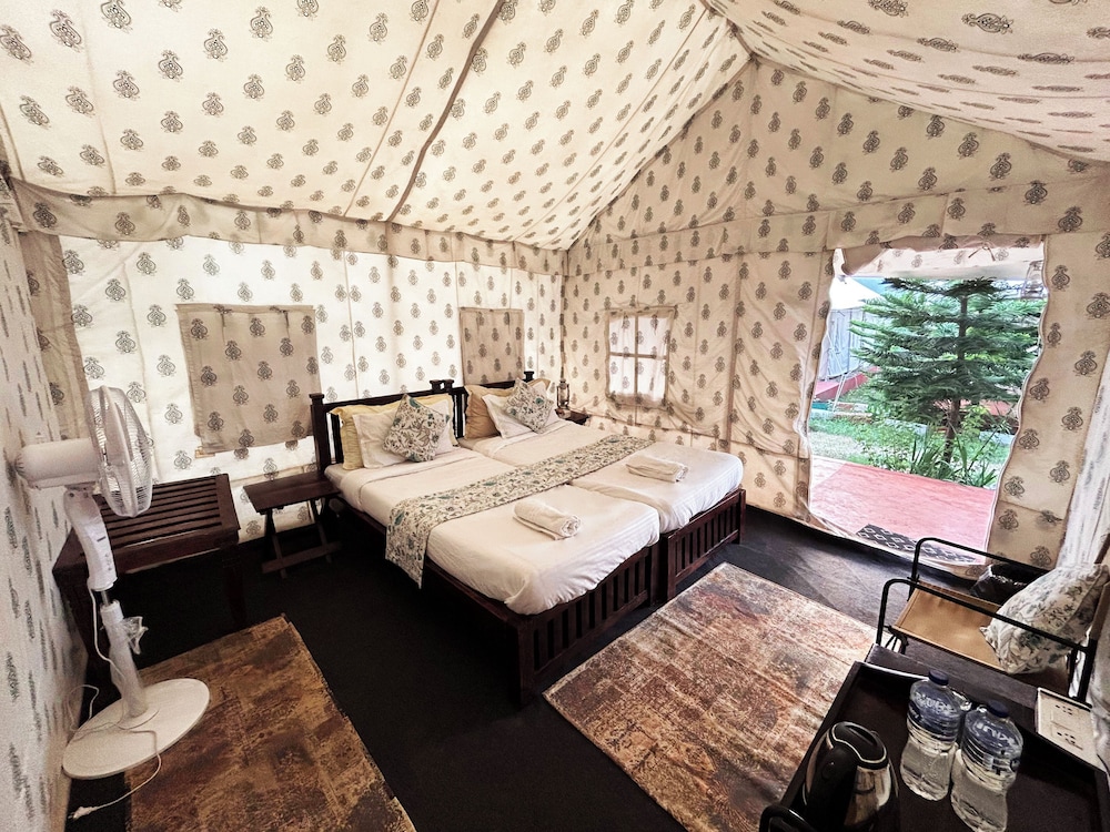 Deluxe Tent photo 2