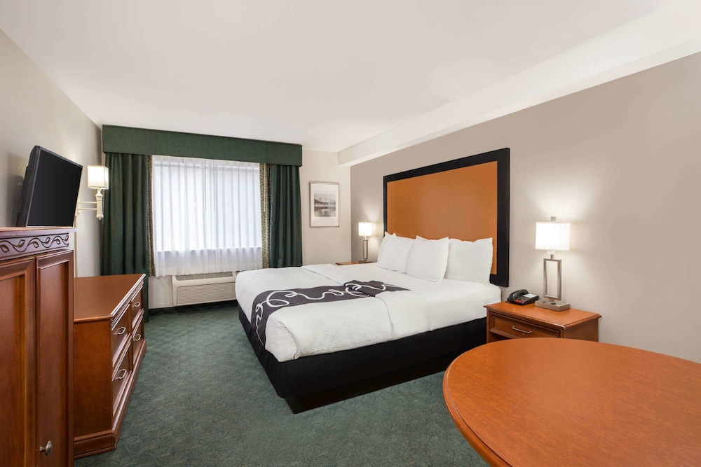 Deluxe Room, 1 King Bed, Non Smoking - Photo 3