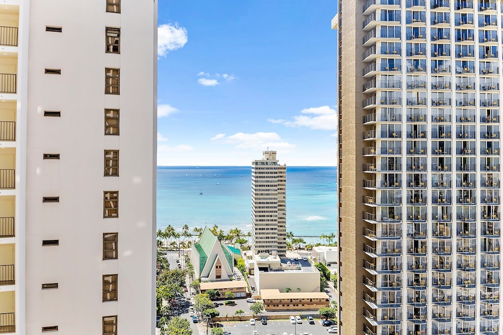 High Floor Ocean View Condo (King Bed and Parking): Suite, 1 Bedroom, Balcony, Ocean View (0025) photo