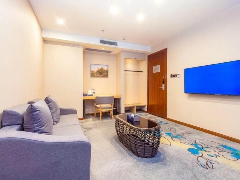 Deluxe Suite, 1 King Bed, Smoking photo 2