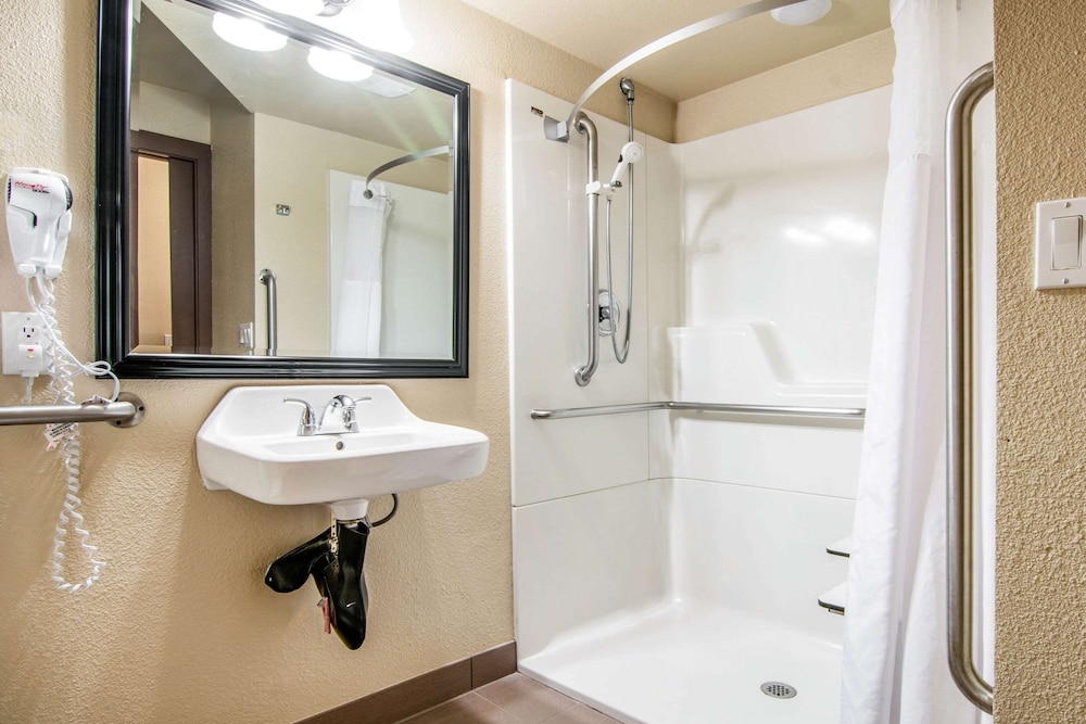 Room, 2 Queen Beds, Roll-In Shower, Non Smoking photo 3
