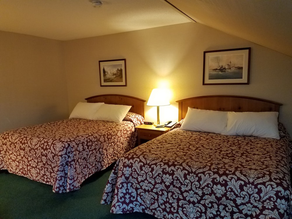 Standard Room, 2 Queen Beds features Skylight Window (3rd Floor Stair Access Only) No Pets Allowed photo 3