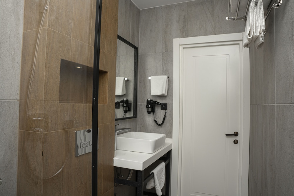 Standard Double or Twin Room - Photo 13
