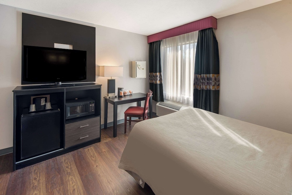 Standard Double Room, 2 Double Beds, Non Smoking - Photo 2